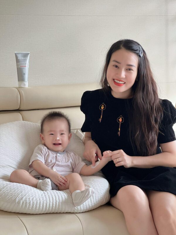 Altruist Sunscreen là kem chống nắng dành cho cả gia đình (Ảnh: Hot mom Hạ Băng cùng con trai sử dụng kem chống nắng Altruist)